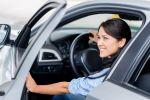 una senora sentada en su coche a punto de salir