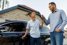 Un niño y su padre se suben a su coche